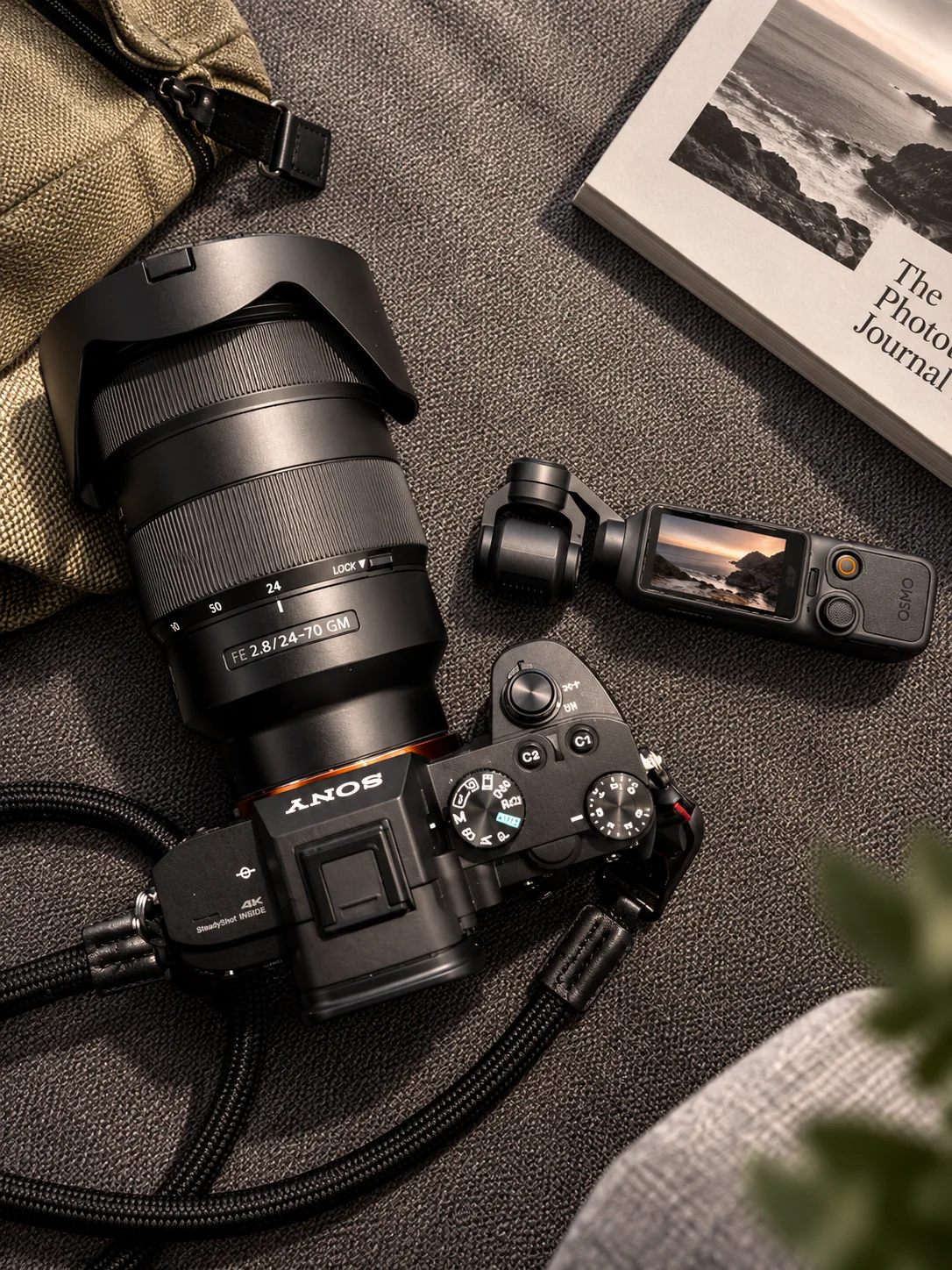 Fotocamera e obiettivi pronti per un servizio fotografico